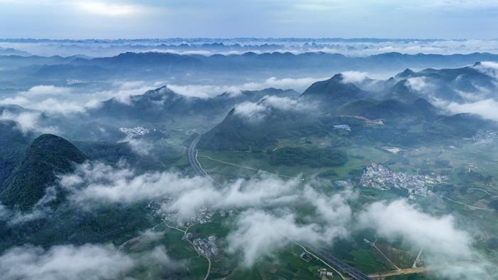 雨后初晴 山村現(xiàn)云海景觀(guān)