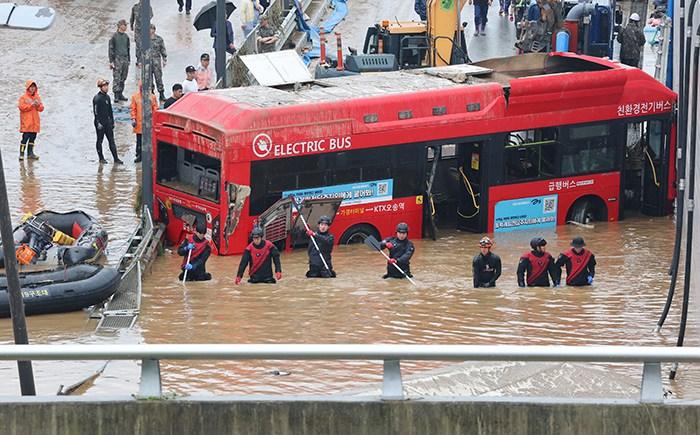 韓國公交車因暴雨被困