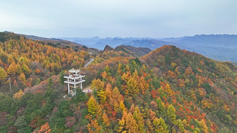 四川米倉山大峽谷如天然五彩畫卷