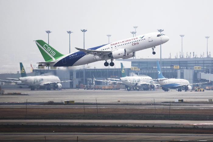 國產(chǎn)C919及ARJ21飛機從上海起飛首訪香港