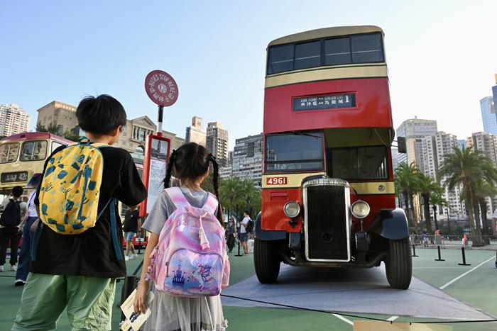 香港展出75年前第一代雙層巴士惹關(guān)注