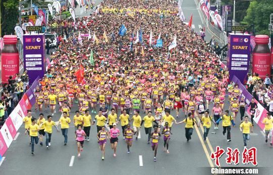 上海浦東國(guó)際女子半程馬拉松開跑 姚明亮相