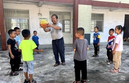 廣西德保山村“全科”老師點亮學(xué)子未來路