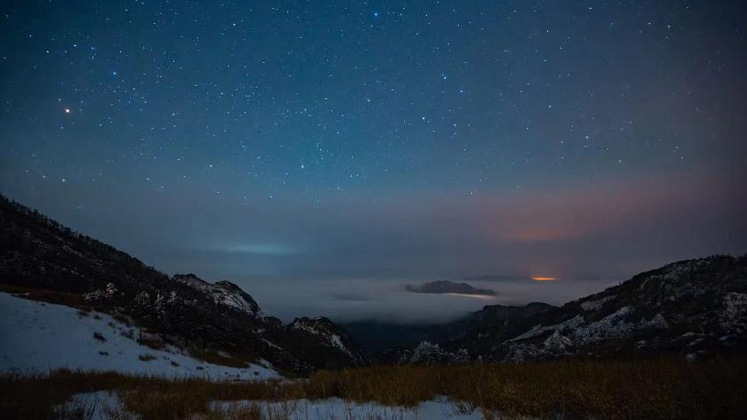 薄雪未消星辰作伴 秦嶺云海美若童話(huà)